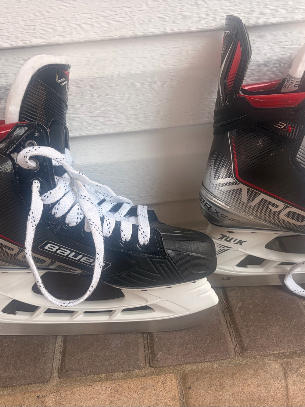 Bauer Black White and Red Vapor3x  Ice Hockey Skates